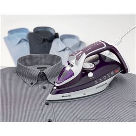 Ariete 6243 Steam Iron - Ferro da stiro con piastra in ceramica - Colpo vapore 140 gr/min - Serbatoio 320 ml - 2200 W - Bianco e
